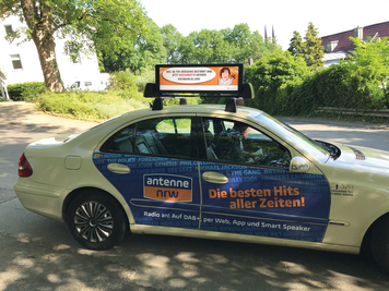 Digitales Werbedisplay auf Taxi mit integriertem Schaltnetzteil für Hintergrundbeleuchtung