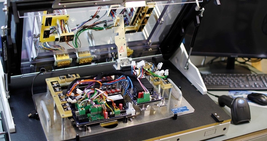 Komplexer Nadelprüfadapter für 100% Funktionsprüfung einer Steuerung Komplexer Nadelprüfadapter für 100% Funktionsprüfung einer Steuerung